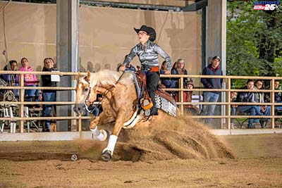 Jasmin Semmelmeyer auf „CB Steppinn Whiz“ © Tom Hautmann